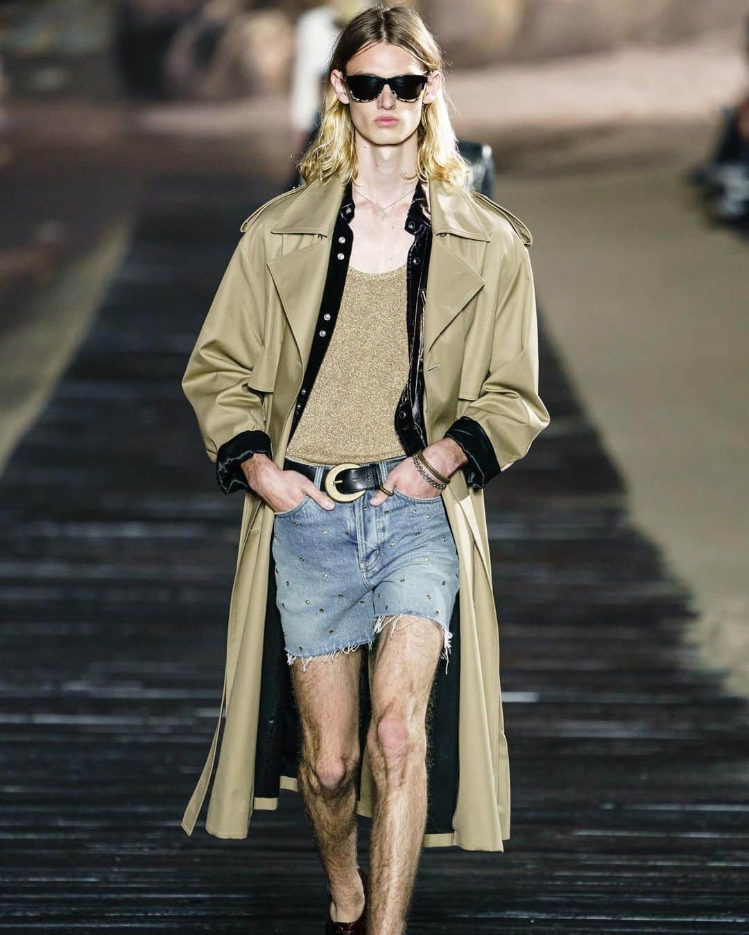 Fashion Weekさんのインスタグラム写真 - (Fashion WeekInstagram)「#YvesSaintLaurent designer @anthonyvaccarello took to a boardwalk atop a Malibu beach to show his @YSL Spring 2020 Menswear collection. The relaxed beach town served as inspiration for the free-spirited collection. 👈 For a look at the 70s inspired pieces.」6月12日 0時07分 - fashionweek