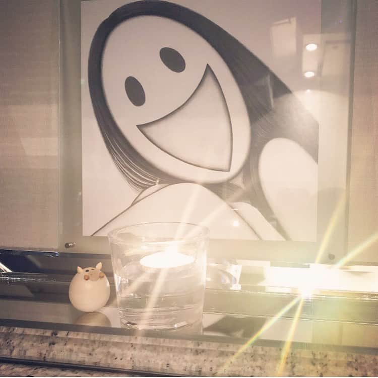 榊山敬代のインスタグラム：「🕯✨… ・  個展の準備で アタフタ中な このごろの巻  明日はファンシーちゃんたちを 迎えに来てくださる業者さまが  アトリエで梱包してくださるところから始まり 配送を見届けるスケジュールにて  この度は  山口県という 長距離のなか  ファンシーシリーズは 大作で枚数もありますので配送するには 時間とお金もかかりますところ  信頼できる業者さまへ お願いしてみることへ … ・ ・ ということで  今宵はファンシーちゃんたちと 遠征前のキャンドルナイトの巻  画像のファンシーは インテリアファンシー  #ジークレー 作品を  アクリル額装しました懐かしき作品  つづく… ・ ・ ・ ・ ・ 🕯… ・ 『 榊山敬代日本画展 』 … 〈Fancy〉  うつろい色の物語  会期：令和元年6月22日(土)〜7月7日(日) 会場：株式会社 豆子郎  豆子郎の里 茶藏唵内 御迎処 … ・ (山口市大内御堀一丁目1番3号) 開館時間／10:00〜17:00 ※6月22日に限りましては22時まで開館  入場料 無料  作家在廊日 6月22日  https://toushirou.info/shop/sakuraan/sakurakan ・ ・ 主催 協賛／株式会社豆子郎 ・ ・ ・ ---------------------------------------- ・ ・ ・  この度は 山口の老舗和菓子店 株式会社豆子郎  豆子郎の里 茶藏唵内 御迎処にて 日本画展を開催いたします。  四季を感じ 季節を敬う日本人の心を伝える 日本庭園「大内四季庭」が一望できます  茶藏唵内 御迎処 を会場にて  榊山敬代 代表作シリーズであります 『Fancy』シリーズを通して うつろい色の物語 をお届けいたします。  展示初日の6月22日夏至では 毎年恒例の豆子郎キャンドルナイトが 開催されます機会に 今期はキャンドルの灯りでFancyの世界を鑑賞する  新たなこころみの日本画展を開催いたします。  また翌日23日より七夕までの期間では 自然光の気配と共に清々しき絵肌へ心を寄せて  日本画の うつろい色 の世界をご堪能ください… ・ ・ ・ #インテリア #interior #mirror #night #きょうのアトリエ  #アトリエこんなもん #SAKAKiYAMATAKAYO  #アート #art #painting #pictures  #icecream  #アートのある暮らし#Fancy #ファンシーちゃん  #fairy  #きょうのFancy #日本画 #日本画展 #絵画 #芸術  #art  #Japaneseart #artist #exhibition #日本画家 の #個展 #準備中」