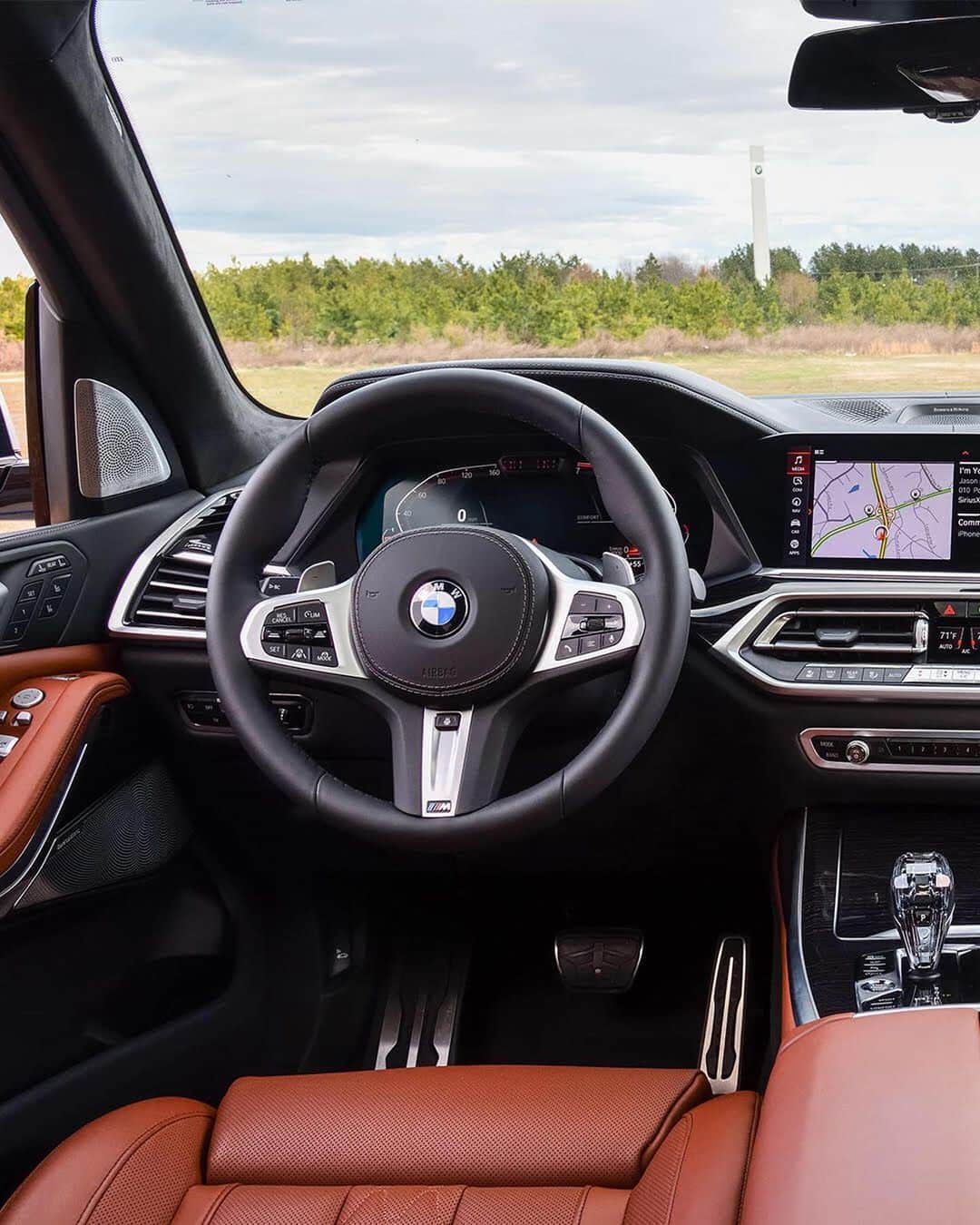 BMWのインスタグラム：「Splendid interior provides you a high-level smooth drive. THE X7. #THEX7 #BMW #X7 #interiordesign #aesthetic #interior #design #xplore #luxurycar」