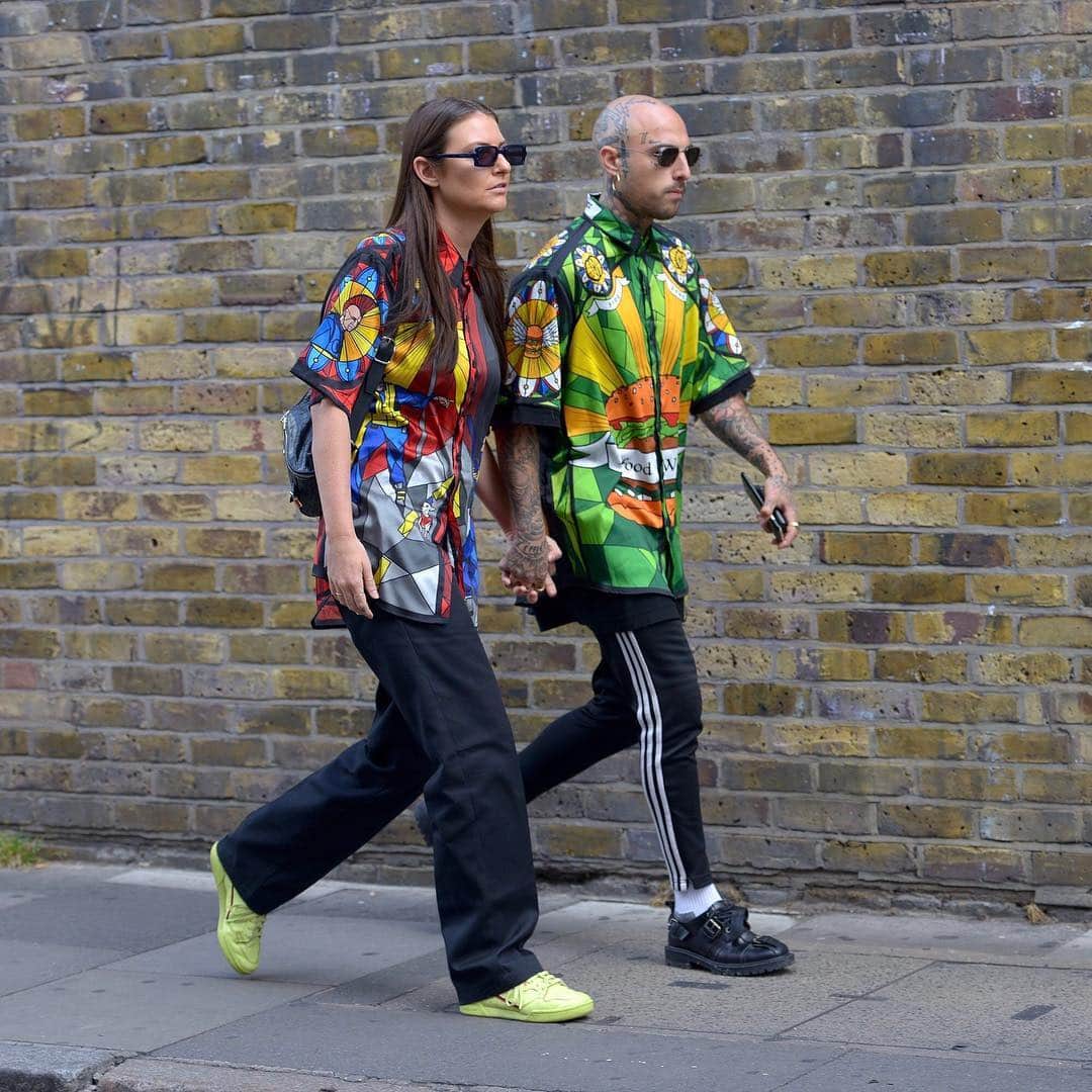 Vogue Runwayさんのインスタグラム写真 - (Vogue RunwayInstagram)「Twinning, as seen in London. Tap the link in our bio for the latest street style coverage from London's Spring 2020 menswear shows. Photographed by @nobodyknowsmarc」6月12日 0時10分 - voguerunway