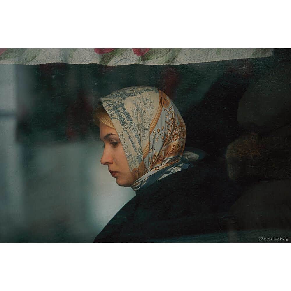 Gerd Ludwigさんのインスタグラム写真 - (Gerd LudwigInstagram)「A classic Slavic beauty, lost in thought.  Sometimes, the quiet moments are unexpectedly captivating. In Norilsk, Russia, the pattern of this woman’s scarf—framed so elegantly by the floral curtain above her—caught my attention. It shows there is so much beauty in everyday stillness.  @thephotosociety @natgeo #Russia #Norilsk」6月12日 0時14分 - gerdludwig