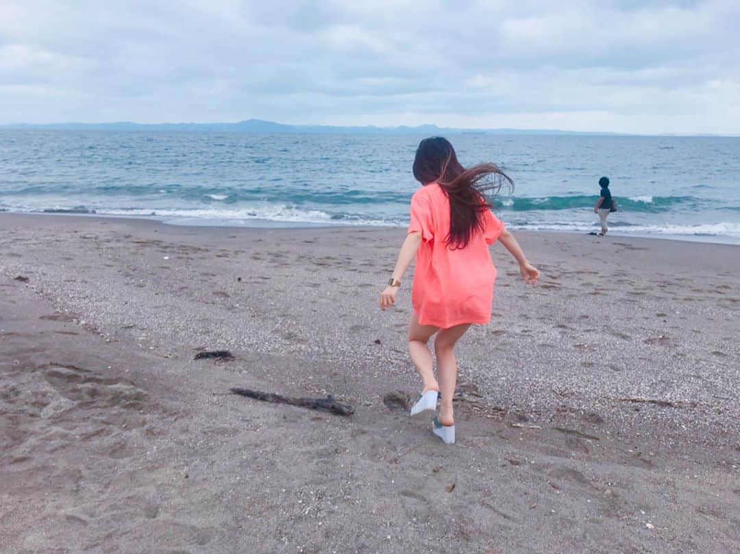ぱいぱいでか美のインスタグラム：「流木とぱいぱいでか美。 ꙳ #流木 #ぱいぱいでか美 #OTODAMA2019 #三浦海岸 ꙳ 流木にはしゃいで飽きるまでを激写されていた。 流木いいよねー。 . 6/13木！ 神南坂ジャーナルスタンダードよろしくお願いします！ 5000円税別！ きっこうちゃんぱいぱいでか美ジャーナルスタンダード！」