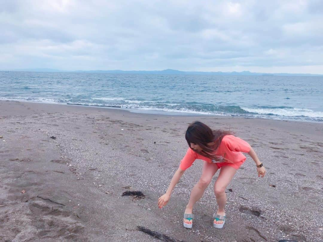 ぱいぱいでか美さんのインスタグラム写真 - (ぱいぱいでか美Instagram)「流木とぱいぱいでか美。 ꙳ #流木 #ぱいぱいでか美 #OTODAMA2019 #三浦海岸 ꙳ 流木にはしゃいで飽きるまでを激写されていた。 流木いいよねー。 . 6/13木！ 神南坂ジャーナルスタンダードよろしくお願いします！ 5000円税別！ きっこうちゃんぱいぱいでか美ジャーナルスタンダード！」6月12日 0時19分 - paipaidekami