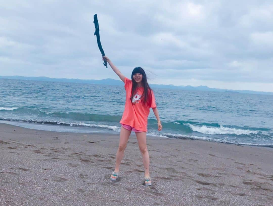 ぱいぱいでか美さんのインスタグラム写真 - (ぱいぱいでか美Instagram)「流木とぱいぱいでか美。 ꙳ #流木 #ぱいぱいでか美 #OTODAMA2019 #三浦海岸 ꙳ 流木にはしゃいで飽きるまでを激写されていた。 流木いいよねー。 . 6/13木！ 神南坂ジャーナルスタンダードよろしくお願いします！ 5000円税別！ きっこうちゃんぱいぱいでか美ジャーナルスタンダード！」6月12日 0時19分 - paipaidekami