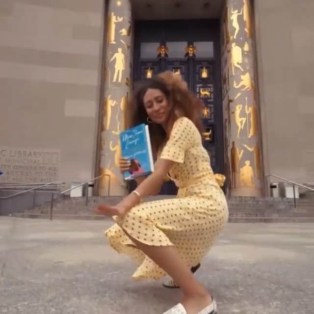 アジャ・ナオミ・キングのインスタグラム：「👏🏾👏🏾👏🏾 @elainewelteroth This gem is dropping GEMS, this is the book I wish I had growing up but it’s ok because I have it now as I continue to grow...Thank you Elaine! ❤️❤️❤️ #MoreThanEnough  #Repost @elainewelteroth ・・・ FAM! MY BOOK #MORETHANENOUGH DROPS TODAY so you know I had to drop it down low to celebrate! Here is a little #blackgirlmagic that captures the spirit of this book. May it inspire all of you to dance your way to your local bookstore (or anywhere books are sold online) to get one for you and a few for the special women in your life. 💃🏽💫📚 *  THANK YOU for being a part of this journey with me!! It’s been a long road and a labor of pure love to get to this finish line but I could not have done this without YOUR support. I poured my heart onto every page and, more importantly, I told the TRUTH because I believe there are universal truths locked up in the stories women never tell. More than anything, I hope this book starts deeper conversations between women that we aren’t having enough. And I hope it reminds you to claim space for who YOU are—no matter what they say!  SEE YOU ON TOUR.  SPECIAL THANK YOU TO Redha @redisdancing and to all of our gorgeous, angelic dancers for making this pub day video dream come to life more beautifully than I ever imagined:  @dejahpoole @ashullzz_ @caroline_dartey @dayzjah @the_leetwins @katya.martin @angelaeunsung Music by my queen: @erykahbadu」