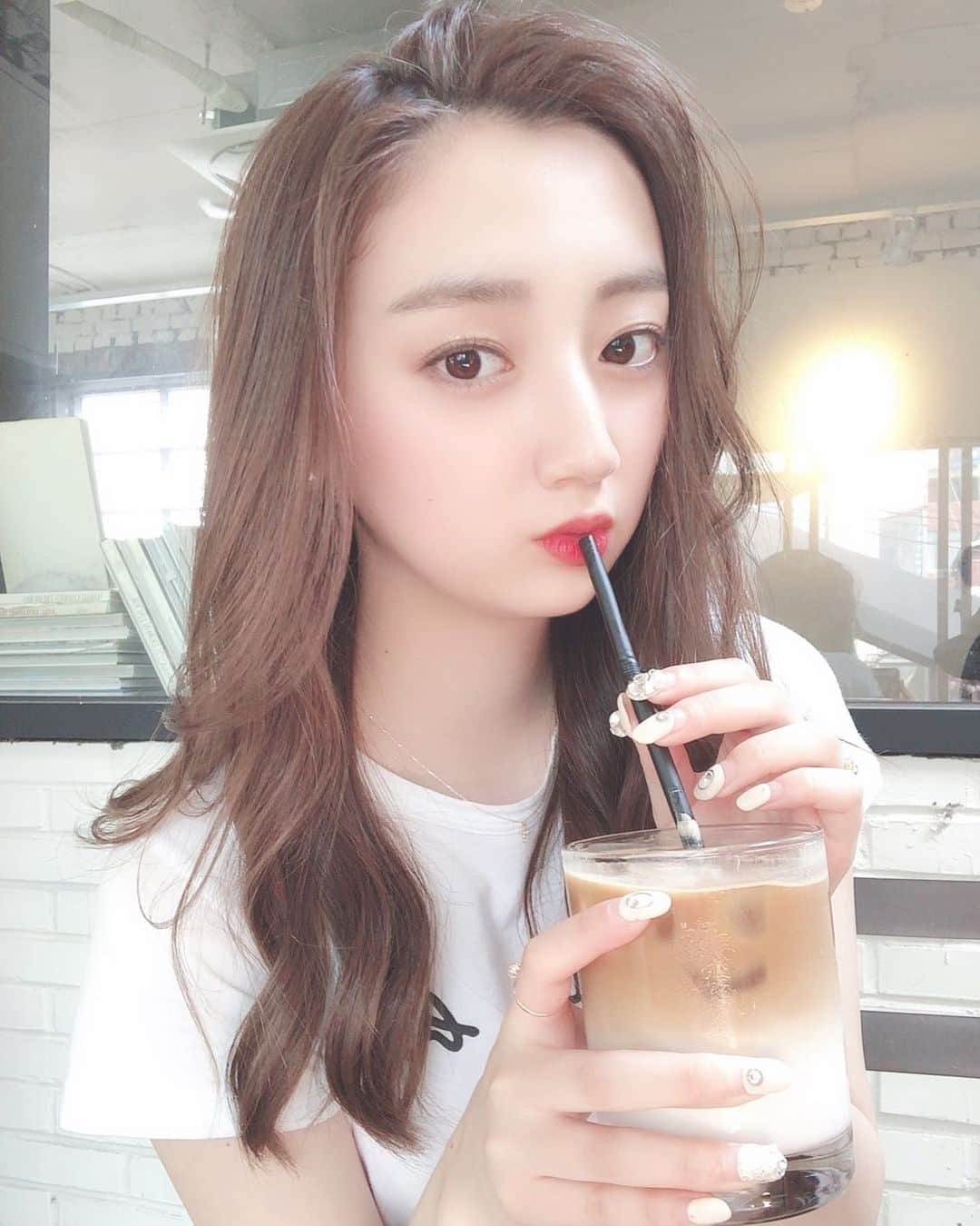 のインスタグラム：「日本に帰った日も束の間！あっという間に今期が始まり韓国に戻って来ました〜！ 今期は色々新しい事だらけでしばらくバタバタの毎日だったけど、やっと生活リズムが落ち着いて来ました！ 今日は、お友達とカフェ勉☕️🍰 この写真のカフェラテの氷がニコちゃんマークの顔見たいwwwww 可愛いぃwwww また日本に帰った時の写真も載せるね🤳」