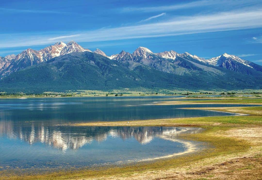 アメリカ内務省さんのインスタグラム写真 - (アメリカ内務省Instagram)「Nestled in the valley of the Mission Mountains, take in the peaceful reservoir of #Ninepipe National Wildlife Refuge. In the winter, visitors enjoy ice fishing and ice skating but as the temperatures rise and the ice thaws, this northwestern #Montana #landscape comes alive for breeding birds. This refuge is within the Flathead Indian Reservation and aids in preserving important wetlands in the Prairie Pothole Region. If you visit, look for flocks of trumpeter swans,  great blue heron rookeries, bald eagle and osprey nests, Forster’s tern colonies, snowy owls in the winter, western grebes and much more. Photo by William Archer (www.sharetheexperience.org). #usinterior #nationalwildliferefuge #travel #birding」6月12日 0時24分 - usinterior