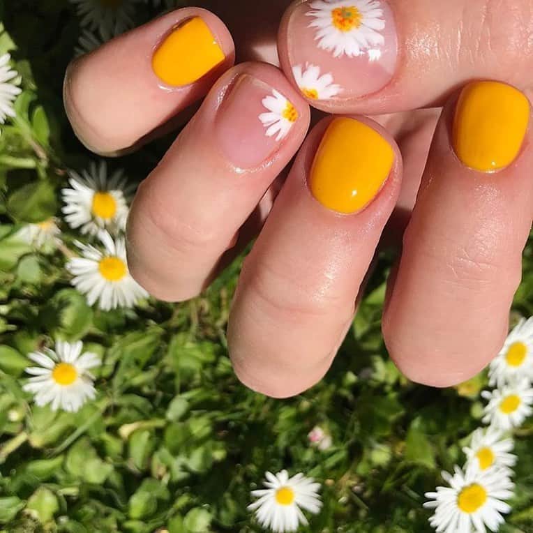 OPIさんのインスタグラム写真 - (OPIInstagram)「Sunshine, daisies, and a fresh manicure what more could you ask for?! 📸@root_to_beauty #ColorIsTheAnswer #OPIObsessed #SeaSunAndSandInMyPants ⠀⠀ ⠀⠀ ⠀⠀ #yellownails #daisies #nailart #naildesign #notd #nailpolish #flowers #cute」6月12日 0時33分 - opi