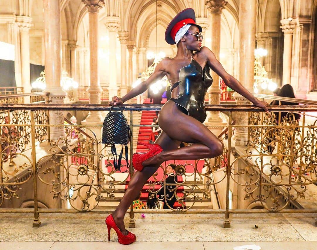 JONTE’のインスタグラム：「When one weekend in Vienna makes me consider a whole migration to Europe 😂. So refreshing to be around a multitude of creatives who understand their worth so there’s no need to elaborate on yours 👀. 💕 💗 #justbegreat #7 #8 TheBlackSwan #stillrecovering #roomservice 🗣☎️ #FeetBacknbootymassagepleaseanyone? 📸 @dailyeyes_com ❤️ 🔥 ❤️」