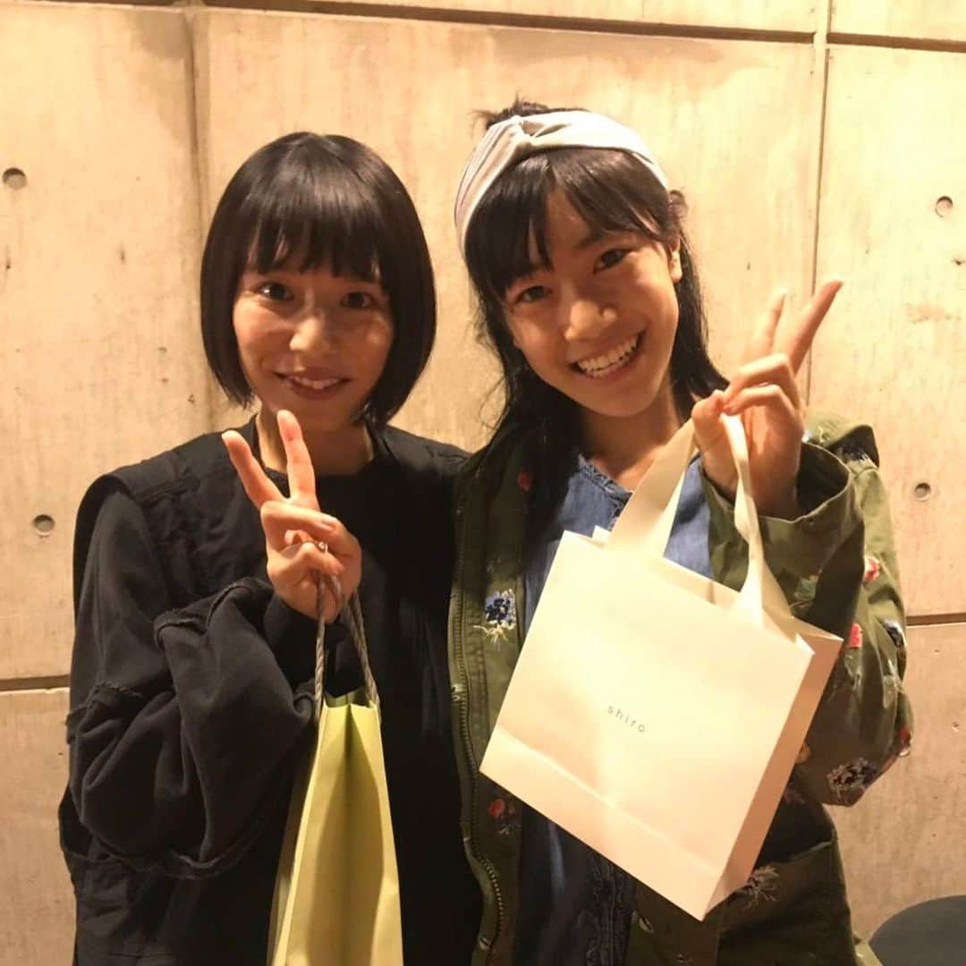 生越千晴のインスタグラム：「. 『まほろば』でマオ役をやっていたゆりなっぺとゆーかちゃんが観に来てくれました♡ 二ヶ月会ってないだけでなんかもうおっきくなってた…！ ゆーかちゃんには完全に身長抜かされました…。😂 2人ともありがとうね。 学校に仕事に頑張る2人がとても素敵で可愛い。がんばれぇー！わたしもがんばるー！！ モダンスイマーズ『ビューティフルワールド』23日までやってます。 チケットだんだん無くなってます。たくさんの皆様、ありがとうございます。ご連絡お待ちしてます！ #モダンスイマーズ #ビューティフルワールド」