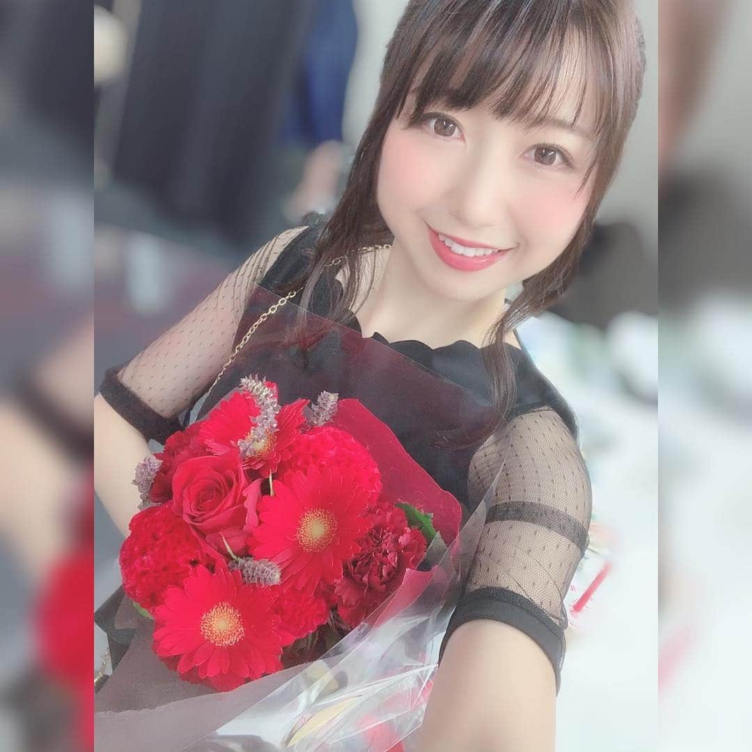 夏目樹里さんのインスタグラム写真 - (夏目樹里Instagram)「#ブラパ3 周年SP🥂✨ スペードボックスに駆けつけてくれたブラピの皆さん、一緒にお祝いありがとうございました〜❣️😍🙌 お花まで😭💐 . AZURE♯はお揃いのフォーマル👗🥰 . 初披露「What」（DreamCatcher）フルver.は6/16（日）スペボでぜひ見届けてね😘 . 次回ブラパ🎋7/8（月）浴衣スペシャルです❣️ . #ブラパ #ブラパ3 #アズールシャープ #フリーイベント #事務所イベント #Bright事務所 #レストランライブ #スペードボックス」6月12日 0時31分 - juri_azure