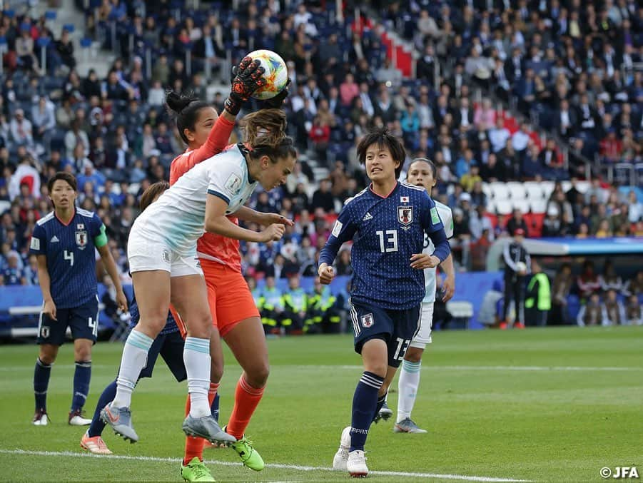 日本サッカー協会さんのインスタグラム写真 - (日本サッカー協会Instagram)「📸MATCH PHOTO③ ・ 52分には#横山久美 のチャンスメイクから、#清水梨紗 のクロスを#杉田妃和 がスルー、後ろに走り込んだ#長谷川唯 がシュートを放つも枠を外れます。#岩渕真奈 #遠藤純 #宝田沙織 を投入し、攻撃の活性化を図りますが、試合はそのままスコアレスで終了しました。 ・ ✍️JFA.jpでは、活動レポートを掲載中！ ・ ＜FIFA女子ワールドカップフランス2019＞ なでしこジャパン🇯🇵試合日程  6/10 25:00｜0-0アルゼンチン🇦🇷 6/14 22:00｜vsスコットランド🏴󠁧󠁢󠁳󠁣󠁴󠁿 6/20 04:00｜vsイングランド🏴󠁧󠁢󠁥󠁮󠁧󠁿 📺フジテレビ系列、NHK BS、J SPORTSで生中継！ ・ #nadeshiko #世界のなでしこ #なでしこジャパン#FIFAWWC」6月12日 0時36分 - japanfootballassociation