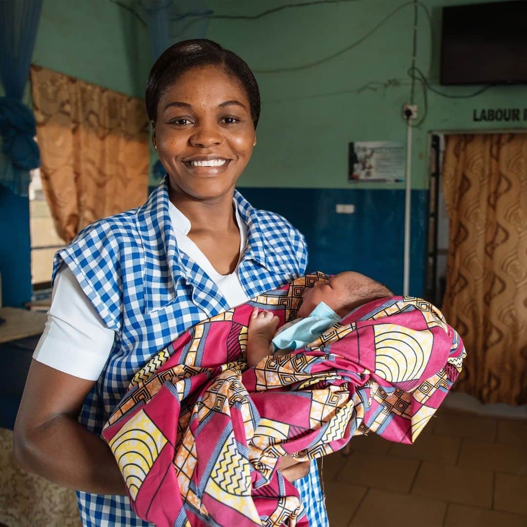 unicefさんのインスタグラム写真 - (unicefInstagram)「“I like being a health worker because when I am with patients, I feel happy,” says Amelia, who trained to be a midwife with @UNICEF_Nigeria. “I want every woman to go to a health facility for a safe delivery – for their safety, for the safety of their baby and their lives.” In the last two years, Amelia has safely delivered 1,500 babies.  #EveryChildALIVE ©UNICEF/UN0261786/van Oorsouw」6月12日 0時45分 - unicef