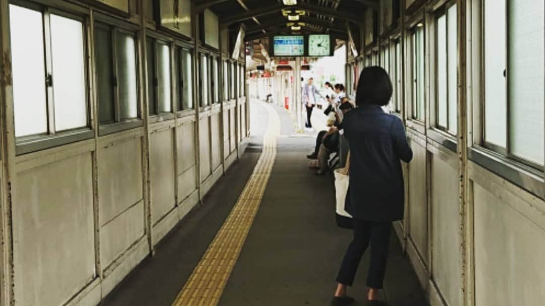 代走みつくにさんのインスタグラム写真 - (代走みつくにInstagram)「阪急の春日野道駅のホームは、いまだ幅せまい！ホームへ向かう通路にベンチが。 #阪急春日野道駅 #幅せまい #鉄道  #並走JR #べにつる #べっぴんラジオの行きしな #代走みつくに」6月12日 0時46分 - daisomitsukuni