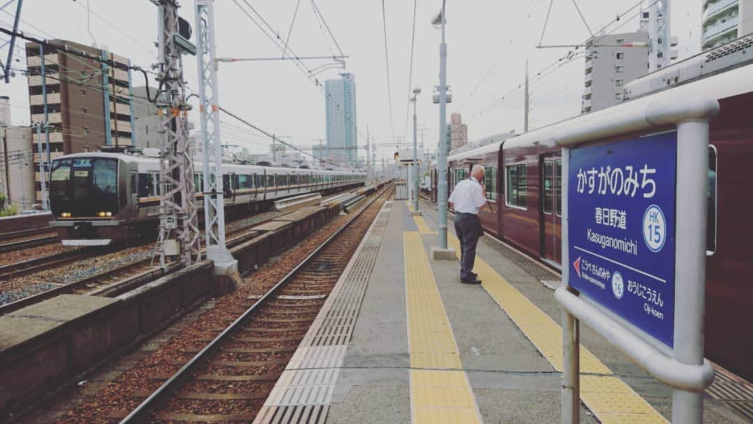 代走みつくにのインスタグラム：「阪急の春日野道駅のホームは、いまだ幅せまい！ホームへ向かう通路にベンチが。 #阪急春日野道駅 #幅せまい #鉄道  #並走JR #べにつる #べっぴんラジオの行きしな #代走みつくに」