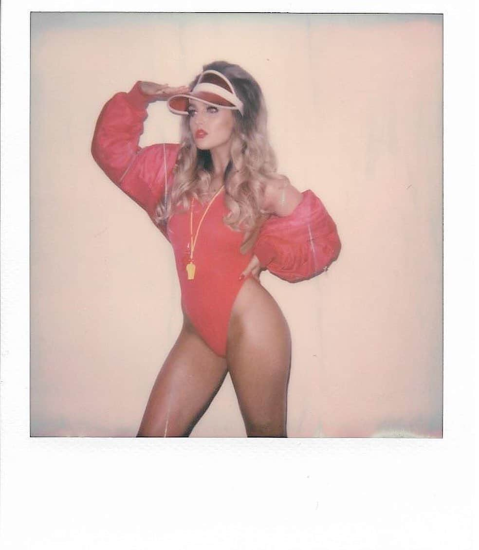 リトル・ミックスさんのインスタグラム写真 - (リトル・ミックスInstagram)「This Baywatch babe can see #BounceBack dropping on the horizon. #SteadyAreYouReady  DROPPING IN 3 days❗️」6月12日 0時46分 - littlemix