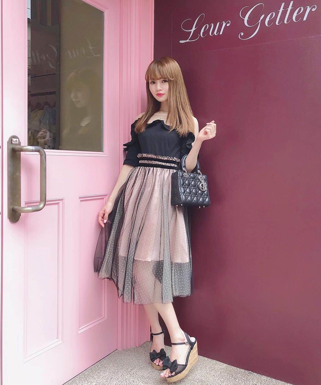 のインスタグラム：「. ちょっぴり大人なドーリーコーデ👗💓 . ストレートだとどれくらいの長さ？ って質問が多いのでたまにはストレートヘアを 載せてみました💇‍♀️💓 毛先は少し重めにするとストレートでも ドーリーなイメージになると思う💫 . 東京のカラーとカットはいつも @kudo.naoya くん🧸💕 . . dress @lilyboutique_official  bag @dior  shoes @31sonsdemode . . 今日は朝から遠出するんだ〜🥰 たのしみ💫 . . . . #lilyboutique#dior#ladydior#diorbag#blackpink#dress#ストレートヘア#ストレート#ヘアスタイル#チュールスカート#チュールワンピース#ドレス#ブラックコーデ#ドール#大人コーデ」