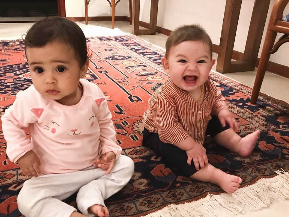 Isis Valverdeさんのインスタグラム写真 - (Isis ValverdeInstagram)「Amiga não é tchau não. É para rir pra foto! 👶🏻👧🏻 bonecos meus !!! @camilamobarak」6月12日 11時42分 - isisvalverde