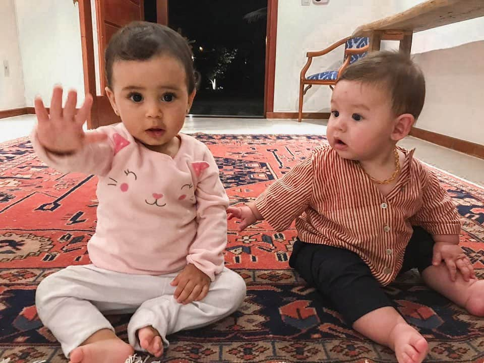 Isis Valverdeさんのインスタグラム写真 - (Isis ValverdeInstagram)「Amiga não é tchau não. É para rir pra foto! 👶🏻👧🏻 bonecos meus !!! @camilamobarak」6月12日 11時42分 - isisvalverde