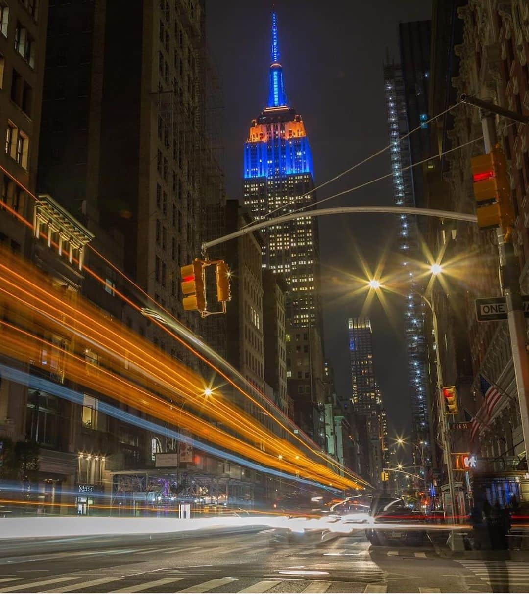 Empire State Buildingさんのインスタグラム写真 - (Empire State BuildingInstagram)「In celebration of the @mets win our tower is sparkling in orange & blue for the next 10 minutes before remaining in those colors for the rest of the night. #EmpireStateBuilding ✨ . 📸: @vinweasel_ ⚾️ . . . . . #nyc #newyork #newyorkcity #esb #empirestatebuilding #empirestateofmind #loves_nyc #ny_uncut #ilovenewyork #travelgram #bigapple #instagramartist #newyork_world #newyorkcitylife #thisisnyc #ilove_newyo #nycdotgram #city_of_newyork #ig_nyc #what_I_saw_in_nyc #newyorklike #newyork_instagram #newyorklife #nycprimeshot #seeyourcity #baseball #subwayseries #yankees #mets #mlb」6月12日 11時43分 - empirestatebldg