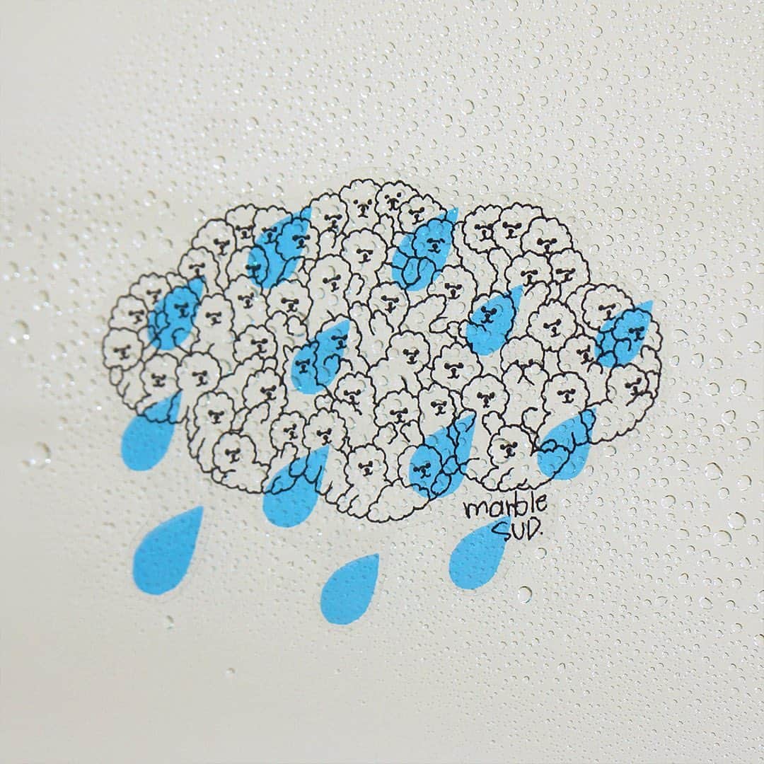 marbleSUD(マーブルシュッド) のインスタグラム：「今年もついに梅雨入りしましたね。ちょっと憂鬱になりがちなこの季節ですが、気分を上げるお手伝いをするべくmarble SUDからも小さな応援をお届けいたします。 ・ 税込1,000円以上のお買い物でおひとつ差し上げている、オリジナルステッカーの「梅雨バージョン」ができました！雨雲かと思いきや、よく見るとフワフワのビションフリーゼの集団。こんな雨雲なら許せてしまいそうな可愛さです。オリジナルステッカー初のクリアタイプ！透け感をいかした“ベスト貼りスポット”を見つけてくださいね。 ・ 全直営店とonline shopで、本日12日(水)から梅雨が明けるまでの期間限定でのプレゼントとなります☆ ・ 【開催期間】 6月12日(水)〜梅雨明けまで ※ステッカーが無くなり次第終了となりますので、ご了承ください。 ※オンラインショップでは、ご注文いただいた全てのお客さまにプレゼントしています。 ・ #marblesud #マーブルシュッド #雨 #梅雨 #rain #イベント #限定 #ビションフリーゼ #スッテカー #シール #ファッション #傘」