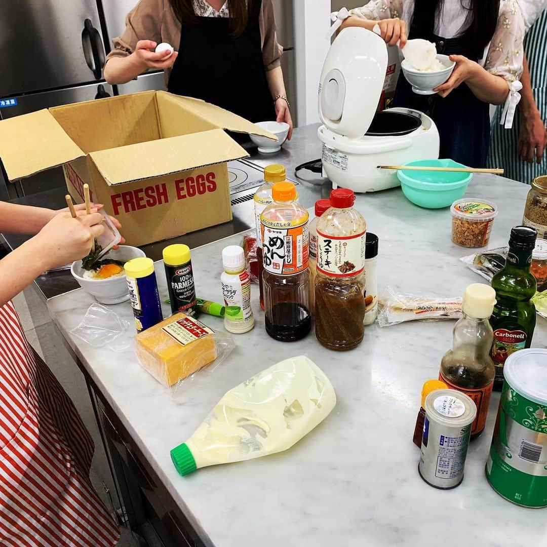 東京観光専門学校さんのインスタグラム写真 - (東京観光専門学校Instagram)「カフェサービス学科(@tokan_cafe )2年生の特別授業☀️ . JR九州様のJR九州ファームが手がける「うちのたまご」というブランドたまごを使用した 【ちょい足し卵かけご飯】のメニュー開発をしています🤔💭 . 学生ならではのアイデアがたくさん🙌🏻💕 . 簡単×美味しいを生み出すために奮闘中です🏃‍♂️ . #お菓子 #お菓子づくり #お菓子作り #料理 #卵料理 #お菓子作り好きな人と繋がりたい #お菓子大好き #料理好きな人と繋がりたい #卵かけご飯 #tkg #卵 #たまご #ケーキ #ケーキ作り #ケーキ大好き #ケーキ屋さん  #カフェ #カフェ巡り #カフェ好き #カフェスタグラム #カフェ部 #カフェ大好き #カフェ活 #cake #caketime #jr九州 #jr九州ファーム #うちのたまご #簡単レシピ #簡単ごはん」6月12日 11時46分 - tokan_1967