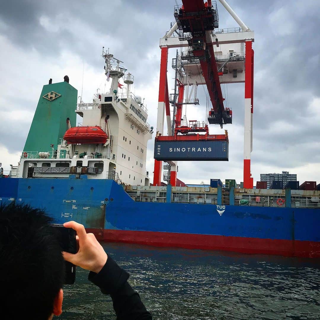 TOKYO WATER TAXIさんのインスタグラム写真 - (TOKYO WATER TAXIInstagram)「東京港で大活躍するガントリークレーン。ザ・東京港。  巨大なUFOキャッチャーのようです。 20mのコンテナを操るガンマン。 大迫力！かっこいい！  #tokyo #tokyowatertaxi #東京港 #クレーン #ガントリークレーン #ガンマン #コンテナ船  #品川から10分 #ボートクルーズ #観光 #フォトスポット #カメラ #研修 #視察  #カメラ女子 #人気スポット #港 #港区 #品川区」6月12日 10時14分 - tokyowatertaxi
