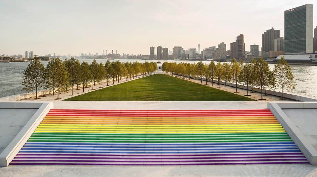 NBC Newsさんのインスタグラム写真 - (NBC NewsInstagram)「New York City's 'largest #LGBTQ #pride flag' arrives at Four Freedoms Park. . The 12-foot-by-100-foot staircase will be decorated in rainbow colors between June 14 and June 30, and will officially be unveiled at an event on June 15 called "Ascend With Pride." Click the link in our bio for more. . 📷 Four Freedoms Park Conservatory」6月12日 10時16分 - nbcnews