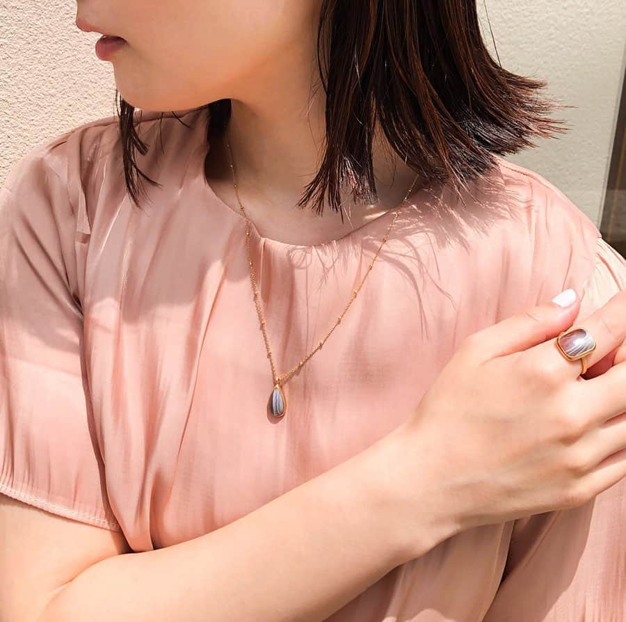 のインスタグラム：「《Pick Up》﻿ - Picture﻿ ﻿ ひとつひとつ個性ある天然石の柄が魅力の﻿ "ピクチャーコレクション"﻿ ﻿ 水彩画のように柔らかな色合いや、﻿ 額縁を思わせる石枠は、﻿ その名の通り、世界にひとつだけの絵画のよう。﻿ ﻿ ※こちらは一部ショップのみのお取り扱いとなります ﻿ #ete #エテ #Pickup﻿ #Picture」