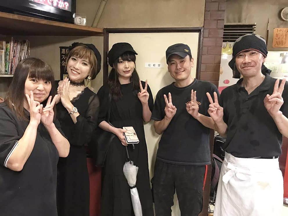 石関友梨のインスタグラム：「蝦夷で食太郎ちゃんと遭遇♡ #二代目蝦夷 #大食いが集まる店 #三年食太郎 #岡安さん #デカ盛り #ガデュさん #デカ盛りんぐ #唐揚げ #男気」