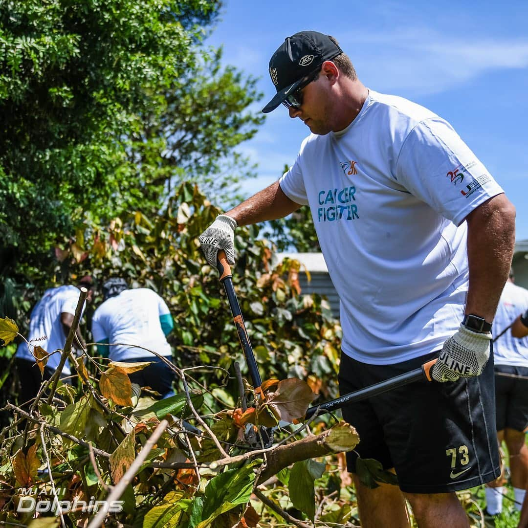 マイアミ・ドルフィンズさんのインスタグラム写真 - (マイアミ・ドルフィンズInstagram)「Great afternoon spent with our rookie class, @dolphinscancerchallenge board members, Rebuilding Together, and @browardsheriffsoffice to beautify #CancerFighter Lena Mackeroy's home this afternoon.  #DolphinsHuddleFor100 @nfl」6月12日 10時26分 - miamidolphins