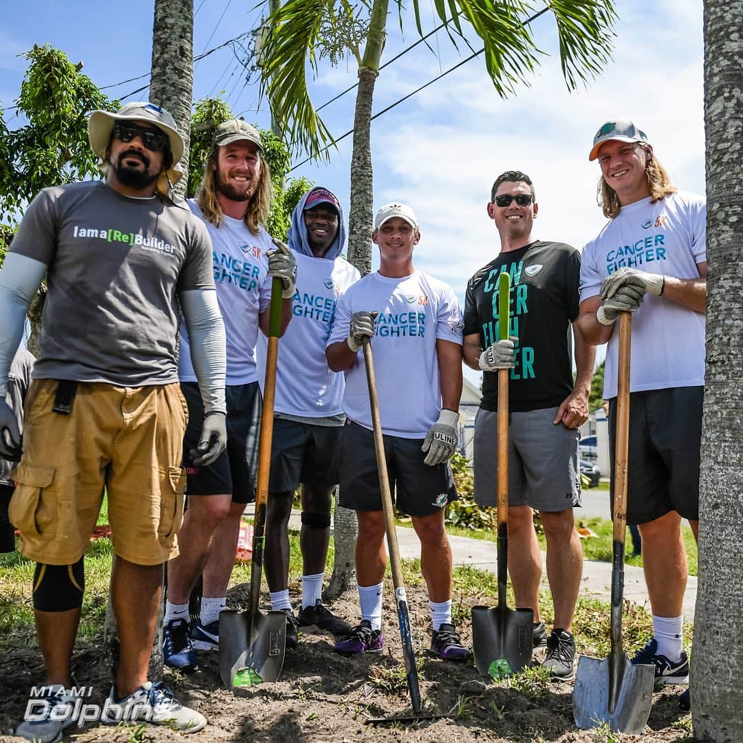 マイアミ・ドルフィンズさんのインスタグラム写真 - (マイアミ・ドルフィンズInstagram)「Great afternoon spent with our rookie class, @dolphinscancerchallenge board members, Rebuilding Together, and @browardsheriffsoffice to beautify #CancerFighter Lena Mackeroy's home this afternoon.  #DolphinsHuddleFor100 @nfl」6月12日 10時26分 - miamidolphins