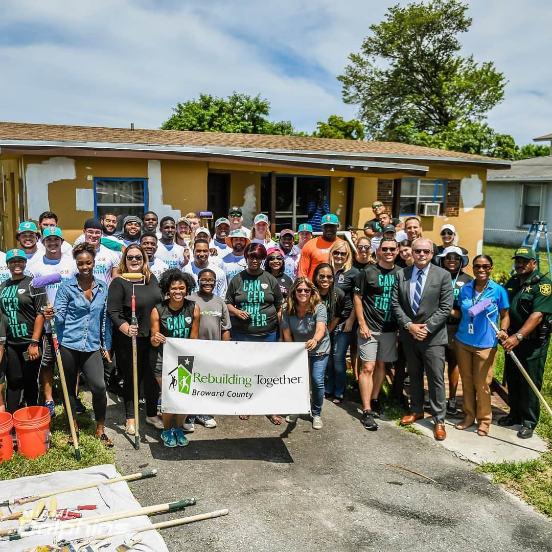 マイアミ・ドルフィンズさんのインスタグラム写真 - (マイアミ・ドルフィンズInstagram)「Great afternoon spent with our rookie class, @dolphinscancerchallenge board members, Rebuilding Together, and @browardsheriffsoffice to beautify #CancerFighter Lena Mackeroy's home this afternoon.  #DolphinsHuddleFor100 @nfl」6月12日 10時26分 - miamidolphins