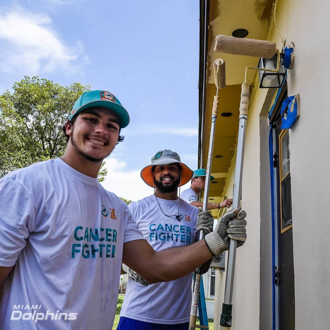 マイアミ・ドルフィンズさんのインスタグラム写真 - (マイアミ・ドルフィンズInstagram)「Great afternoon spent with our rookie class, @dolphinscancerchallenge board members, Rebuilding Together, and @browardsheriffsoffice to beautify #CancerFighter Lena Mackeroy's home this afternoon.  #DolphinsHuddleFor100 @nfl」6月12日 10時26分 - miamidolphins