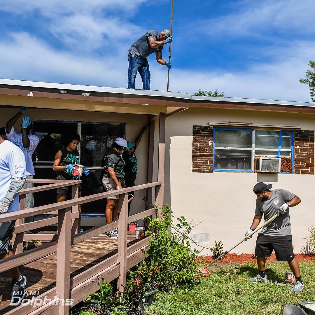 マイアミ・ドルフィンズさんのインスタグラム写真 - (マイアミ・ドルフィンズInstagram)「Great afternoon spent with our rookie class, @dolphinscancerchallenge board members, Rebuilding Together, and @browardsheriffsoffice to beautify #CancerFighter Lena Mackeroy's home this afternoon.  #DolphinsHuddleFor100 @nfl」6月12日 10時26分 - miamidolphins