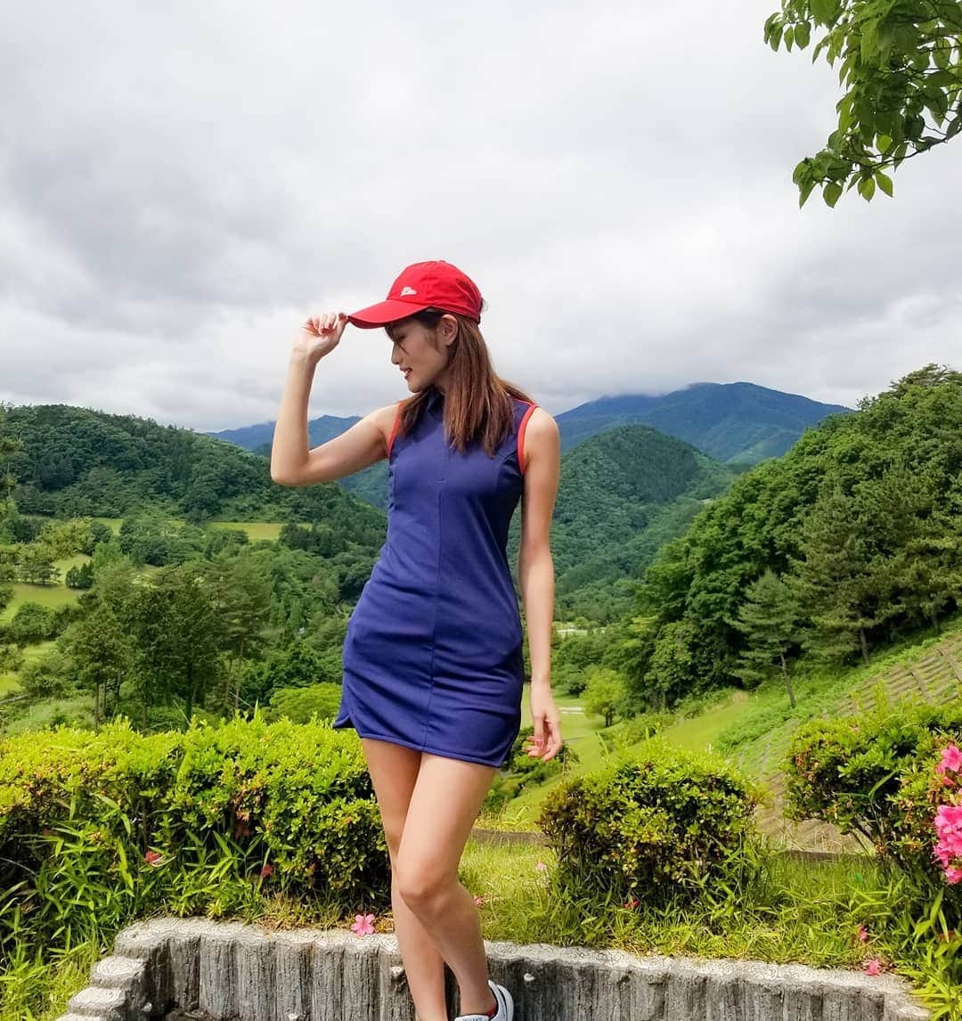 武田しのぶさんのインスタグラム写真 - (武田しのぶInstagram)「上野原カントリークラブでゴルフしてきました🚩✨✨ 雨予報だったこの日はフィラの雨を弾いてくれる帽子とデサントゴルフのワンピースです😊💕💕 赤が差し色になっていたので、赤の帽子で合わせてみました！ ワンピースだと動きやすくて良いですね🌈🌈🧚🏻‍♀️ @golfdaisukicp　☆ゴルフにまつわる初めて☆←今回は✨✨ズバリ！初ワンピースでラウンドです😆❣️❣️👌 （6/30日までの募集なので、追い込み応募！！ハワイ狙って3回目の投稿です💕！）当たりますよーに🧚🏻‍♀️✨✨ #descentegolf #デサントゴルフ #descente#fira #デサント#フィラ#golf#girlsgolf #tokyo#GTバーディーズ#展示会#golfwear #上野原カントリークラブ #ドレスコード#ゴルフ#パターゴルフ#ゴルフ女子#ゴルフパーティー#golfparty#ゴルフデビューデサント#ゴルフ女子」6月12日 10時31分 - shino_0217_