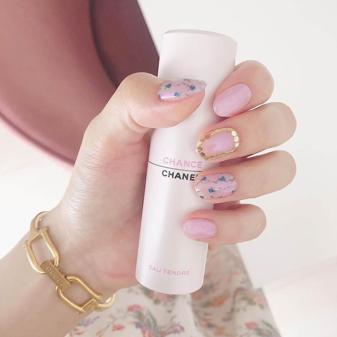 のインスタグラム：「ㅤㅤㅤㅤㅤㅤㅤㅤㅤㅤㅤㅤㅤ この間撮影前にネイルを変えてもらいました💅 今回も可愛すぎる🌹 10本ミラーネイルにゴールドのホロや 手書きのバラを入れてもらいました💪 このバラの描き方めちゃくちゃ可愛くない？❤️ 今回もかなりお気に入り🥺🙏 写真より実際で見た方が ミラーネイルも光って可愛く見えるよ❤︎❤︎ ㅤㅤㅤㅤㅤㅤㅤㅤㅤㅤㅤㅤㅤ @seepbeauty さん いつもありがとうございます💘 この日はみんなでご飯も行けて幸でした☺️ ㅤㅤㅤㅤㅤㅤㅤㅤㅤㅤㅤㅤㅤ #nail #seepbeauty #ネイル #ニューネイル #amitwinsworld_nail #newnail #ミラーネイル #薔薇ネイル #パープルネイル #ピンクネイ」