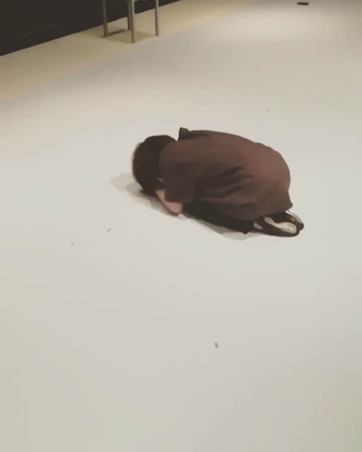 生越千晴のインスタグラム：「. ふざけてなく、真剣に稽古だよ。 小椋さんめっちゃ笑っとるけど🤔 どこであるか、こんなシーン、 どうかこの作品をたくさんの方に見届けてもらえますように。 今日は終演後すこし雨予報なので折り畳み傘などお忘れなくです◎ 本日は15時公演です。お待ちしてます。 #モダンスイマーズ #ビューティフルワールド」