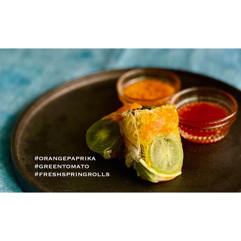 市橋有里のインスタグラム：「早起きしたので無心でお料理🥑最近ハマっているグリーントマトを生春巻きで巻いて。 ・ #早起きは三文の徳 #cooking #instafood #小料理屋あり」
