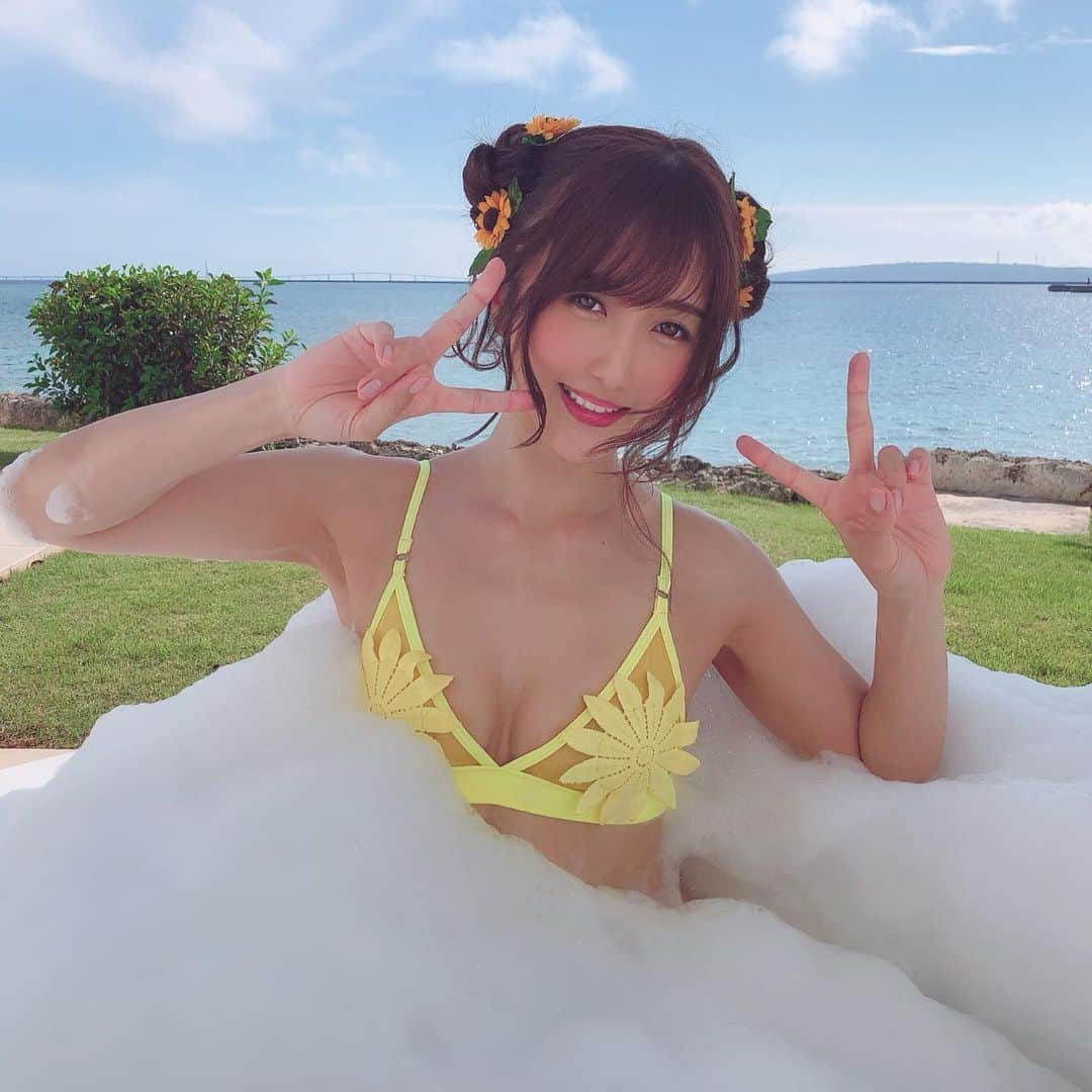 大槻ひびきさんのインスタグラム写真 - (大槻ひびきInstagram)「宮古島ロケの思い出🌻 来年のカレンダーの夏のページは 何だかこの水着を着た写真が使われそうな予感😊💓 #宮古島 #miyakojima  #ひまわり #水着 #泡風呂 #大槻ひびきカレンダー2020」6月12日 10時48分 - yanhibi0221