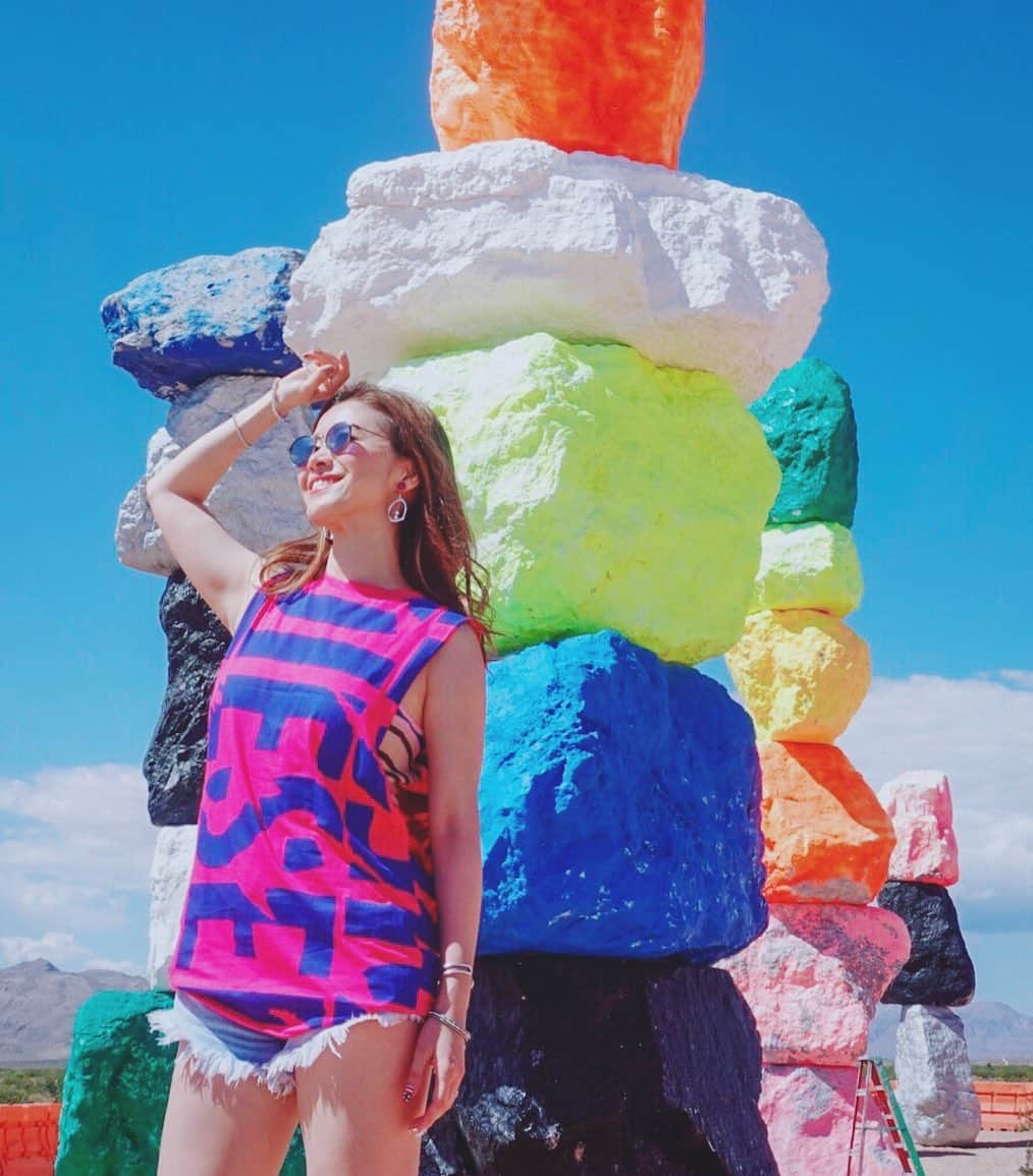 平井喜美さんのインスタグラム写真 - (平井喜美Instagram)「seven magic mountains🌈 LVの砂漠に突如現れる期間限定のパブリックアート♡  #Lasvegas #tabijyomap_las #lasvegastrip  #ラスベガス  #ラスベガス旅行 #sevenmagicmountains #セブンマジックマウンテン #旅の想い出#パケットパック海外オプション#アメリカ」6月12日 10時52分 - yoshimi1111