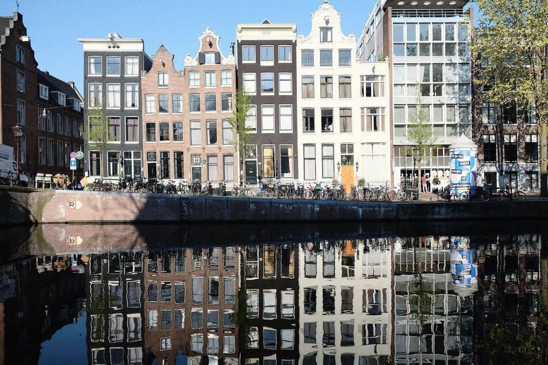 KUNIKAのインスタグラム：「Silent morning, You can see another world in the water ... 🦢 #amsterdam #nederland」