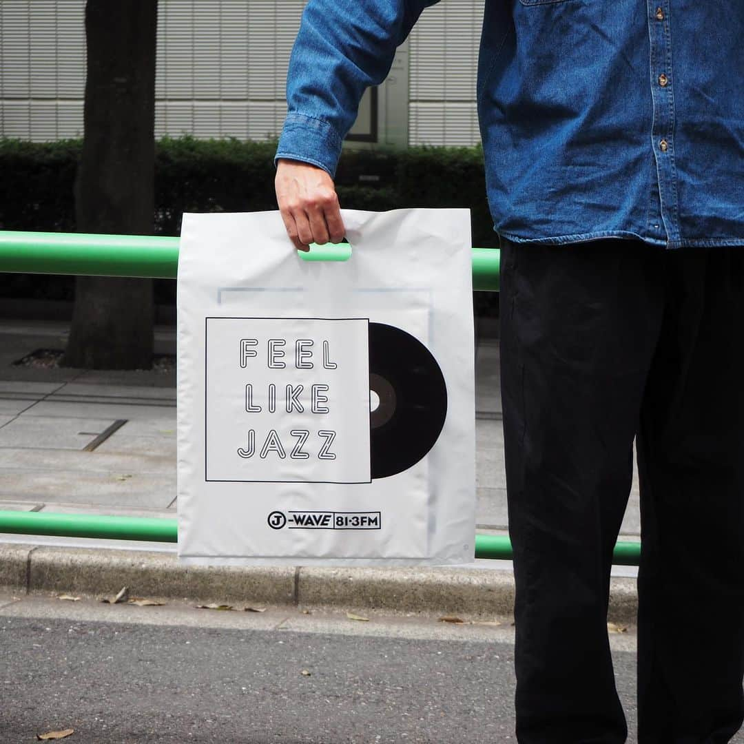 diskunion ディスクユニオンさんのインスタグラム写真 - (diskunion ディスクユニオンInstagram)「6月のJ-WAVE(81.3MHz)は、『FEEL LIKE JAZZ』をテーマに「JAZZ」を聴いて過ごす時間を提案☕️💭 連動企画としてディスクユニオンのジャズ専門5店舗では6/13（木）から、数量限定でdiskunionとJ-WAVEの白いコラボLPショッパーとキャンペーンスステッカーを配布するよ😌  またジャズ専門5店舗とディスクユニオンのミュージックカフェバーdu cafe新宿の店内では、J-WAVEのナビゲーターがセレクトしたブルーノート音源が流れる時間帯もあるからチェックしてみてね。 ・ディスクユニオンJazzTOKYO(お茶の水) ・新宿ジャズ館 ・吉祥寺ジャズ館 ・横浜関内ジャズ館 ・渋谷ジャズレアグルーヴ館 ・du cafe 新宿  #jwave #813jazz #jazz #diskunion #ディスクユニオン」6月12日 11時03分 - diskunion