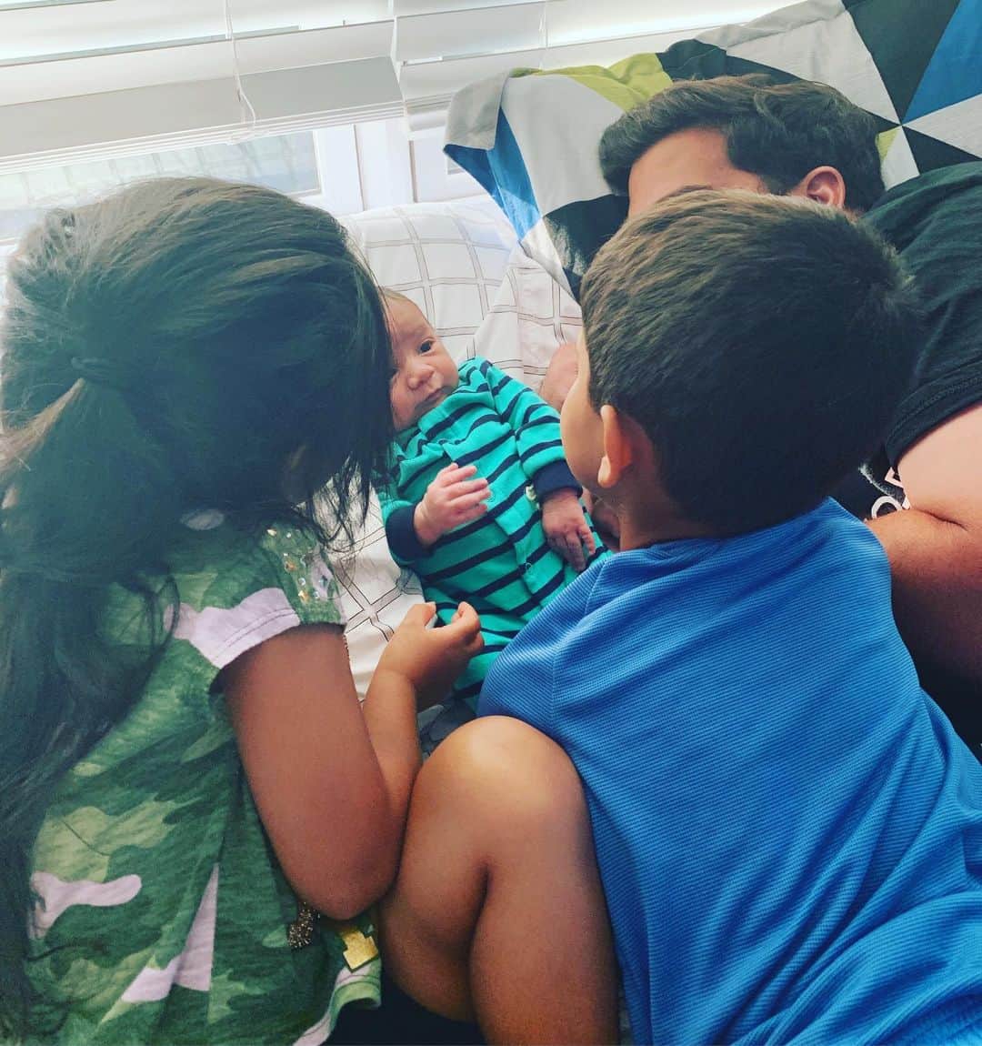 ニコール・ ポリッツィのインスタグラム：「My squad 🥰 #luckymawma #family #blessed」