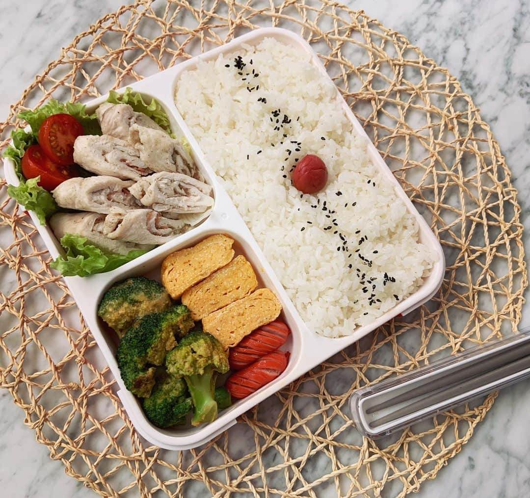 本田しおりのインスタグラム：「#今日のお弁当  #ササミの梅肉大葉巻き蒸し#明太子入りだし巻き卵#ブロッコリーのミルクカレー煮#赤ウインナー  #お弁当 #本田弁当 #旦那さん弁当 #神ちゃん弁当 #神弁」