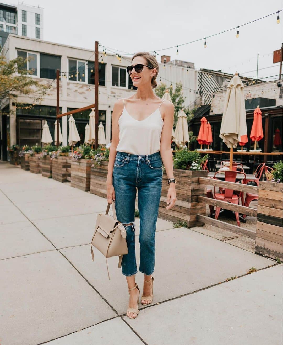 Anna Jane Wisniewskiのインスタグラム：「Oh shoot, it’s this cami again. Told you I liked it. (This exact cami isn’t part of the @everlane choose your price sale but a very similar one IS! Check out my blog post for more details) http://liketk.it/2Cuuz #liketkit @liketoknow.it #everlane #ootd #chicagosummer #basicstyle 📸 @ironandhoney」