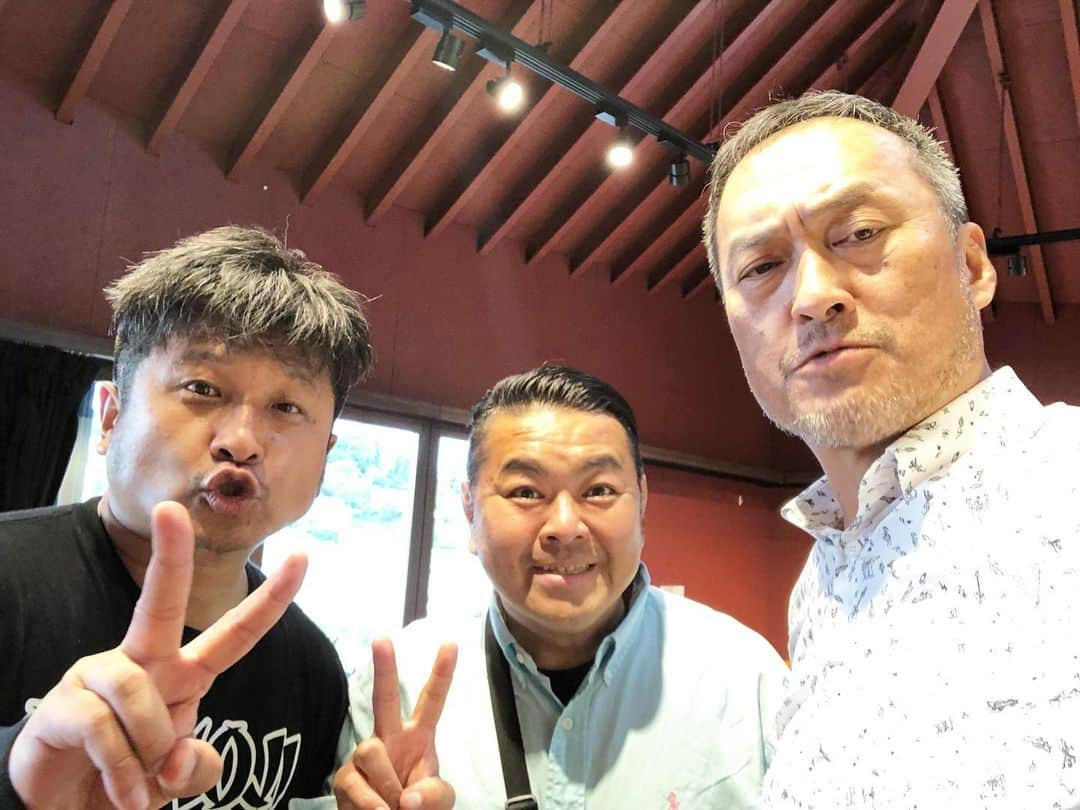 大地洋輔さんのインスタグラム写真 - (大地洋輔Instagram)「先日気仙沼での漫才ライブ終わりで気仙沼の港にあるカフェ 「K-port」さんにお邪魔しました。  なんとここで、渡辺謙さんにご挨拶出来ました！！ すっごい気さくな方！！！ 貴重な渡辺謙さんご本人自撮りまでしてくれて写真まで撮ってもらいました！！！ ホントありがとうございました！！！ 帰り際に 「ここK-portでも何かやってよ」  と言われたので、次回はK-portさんで漫才やトークライブやります！！ 謙さんご本人に言われたらそりゃやるしかないっす！！ やらせて頂きます！！ よろしくお願いします！！ そして、漫才ライブを色々仕切ってくれた千葉さんありがとうございました！！！ どんどん気仙沼好きになる！  必ずまた行きます！！！ #渡辺謙 さん #ダイノジ #気仙沼 #気仙沼カフェ #気仙沼Kport」6月12日 11時01分 - dienoji_ohchi