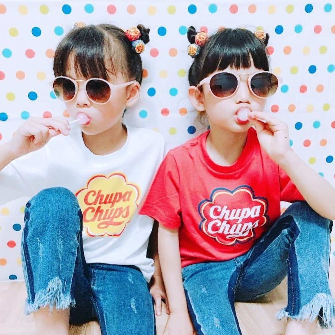 GU(ジーユー) さんのインスタグラム写真 - (GU(ジーユー) Instagram)「チュッパチャプスTのキッズコーデをPick up！﻿﻿ ポップでキュートなロリポップモチーフ、チュッパチャプスとの初コラボT🙌女の子の中で定番なキャンディーデザインの王道、チュッパチャップスロゴをプリントしたTシャツにデニム合わせのシンプルコーデ👍チュッパチャプスヘアのお洒落盛りはさすがです😍キュートすぎる姉妹コーデ😘是非、皆さんも真似してみてください💁‍♀️💕﻿ ﻿ そしてなんと、GUのチュッパチャプスTシャツを着て、#ジーユーKIDS #ジーユーチュッパチャプス  を付けて投稿すると、抽選で大人気のチュッパチャプスフラワーブーケが当たるキャンペーン開催中🎁﻿詳しくはGUのアプリやwebのチュッパチャプスページでチェックしてみてくださいね😻﻿ ————————————﻿﻿ 🎁キャンペーン対象商品🎁﻿ ☑︎GIRLSグラフィックT半袖Chupa Chups1 ﻿ ¥690＋tax（通常価格）﻿﻿ 品番:311865﻿ ☑︎GIRLSグラフィックT半袖Chupa Chups2﻿ ¥690＋tax（通常価格）﻿﻿ 品番:315176﻿ ☑︎GIRLSグラフィックT半袖Chupa Chups3﻿ ¥690＋tax（通常価格）﻿﻿ 品番:315177﻿ ☑︎GIRLSグラフィックT半袖Chupa Chups4﻿ ¥690＋tax（通常価格）﻿﻿ 品番:315178﻿ ☑︎GIRLSチュニックT半袖Chupa Chups1﻿ ¥990＋tax（通常価格）﻿﻿ 品番:311866﻿ ☑︎GIRLSチュニックT半袖Chupa Chups2﻿ ¥990＋tax（通常価格）﻿﻿ 品番:315179﻿ ————————————﻿﻿ Pick Up Post﻿﻿ @mao.and.nao さん、ステキな投稿ありがとうございます😊﻿ #GU #GUstyle #YOURFREEDOM #gu_for_all  #ジーユー #ジーユーコーデ #GUコーデ #GU新作 #ジユジョ ﻿#GUKIDS #ジーユーキッズ #チュッパチャプス #chupachups #夏コーデ #キッズモデル #キッズファッション #子供服 #igkids #お出かけコーデ #キッズコーデ #キャンペーン #Tシャツコーデ #着回しコーデ #シンプルコーデ #チュッパチャプスヘア #チュッパチャプスブーケ #チュッパチャプスプリ」6月12日 11時02分 - gu_for_all_