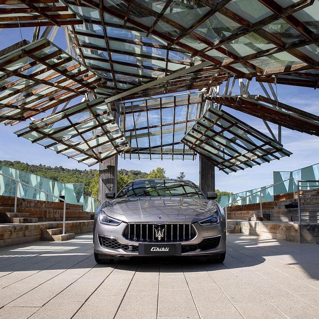 Maserati Japan | マセラティ ジャパンのインスタグラム：「プロヴァンスの平原に出現したモダンなワインナリー シャトー・ラ・コスト。最先端のアートと美食が堪能できるモダン建築と、マセラティのアグレッシブなスタイルが調和を見せます。 #Maserati #マセラティ  #MaseratiJapan #マセラティ @chateaulacoste」