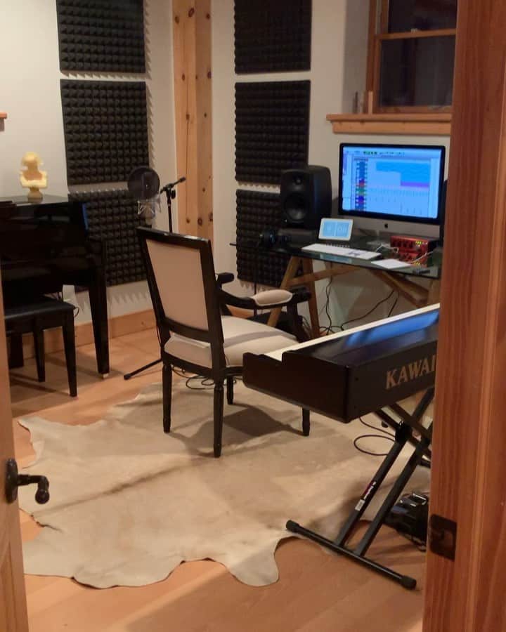 イーライ・リエブのインスタグラム：「Finally set up my new studio! And started making more new music! Don’t try to understand what I’m saying in this recording, it’s complete songwriter gibberish currently. Also, I have a new single coming out June 21st 😏」